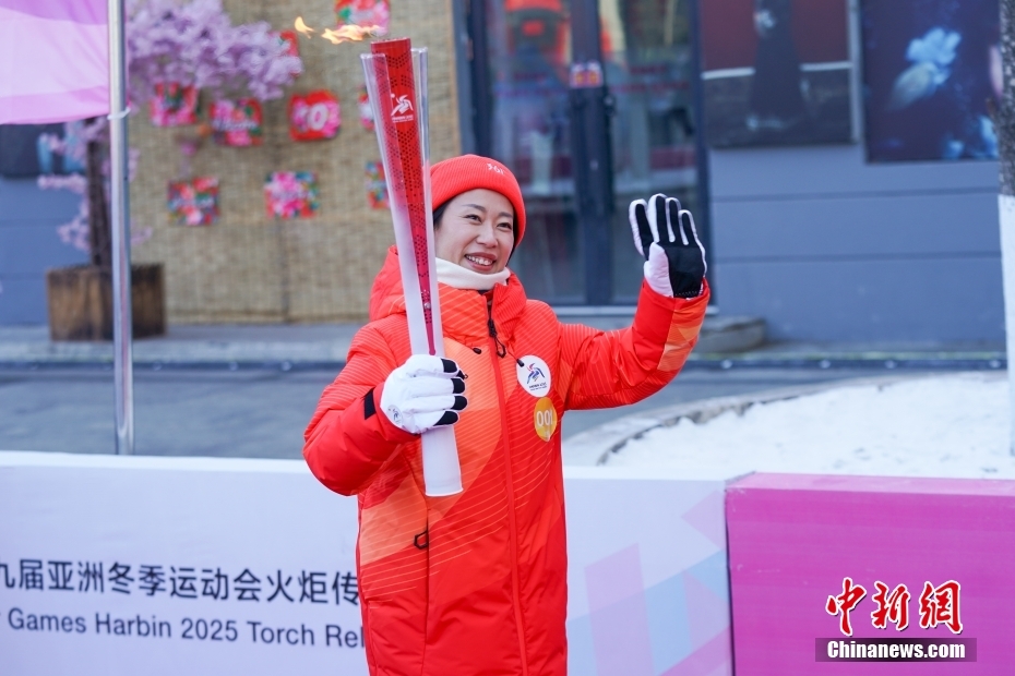 聖火ランナーのトップバッターを務めた冬季五輪フィギュアスケートの中國初の金メダリスト?申雪さん（撮影?趙宇航）。