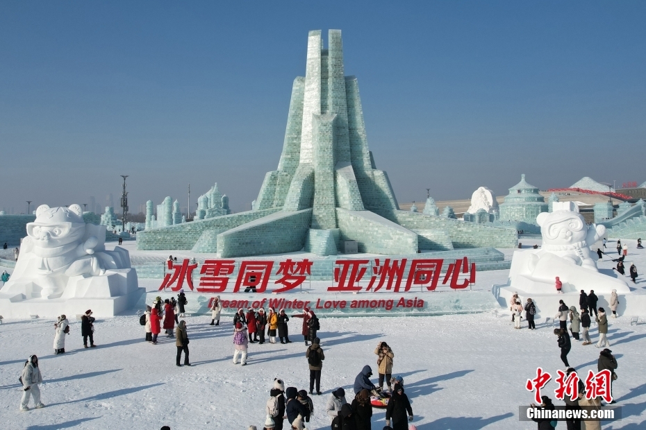 「Dream of Winter、Love among Asia」をテーマにした哈爾浜氷雪大世界のメインタワー（撮影?于琨）。