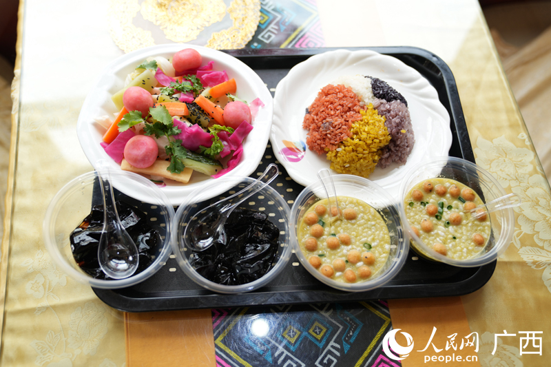 無形文化遺産メニュー（撮影?王勇）。