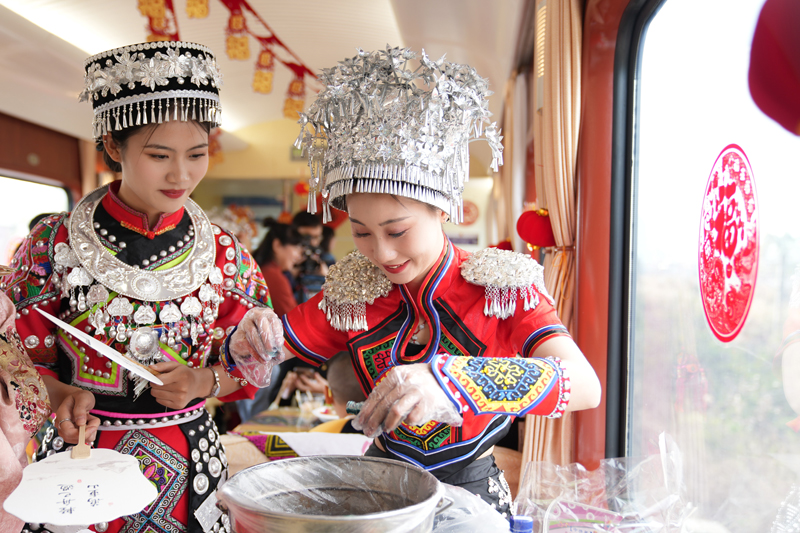 無形文化遺産「漆扇」を作る伝統(tǒng)衣裝を身にまとったスタッフ（撮影?曹爍）。