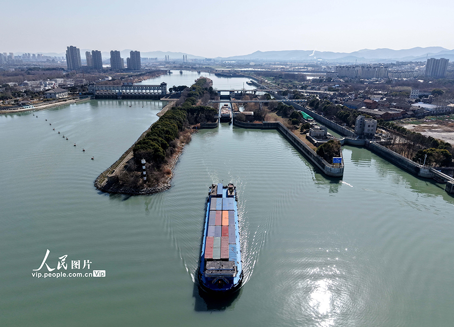 春節(jié)明け、船舶が行き交い活気に満ちた「黃金水路」　安徽省