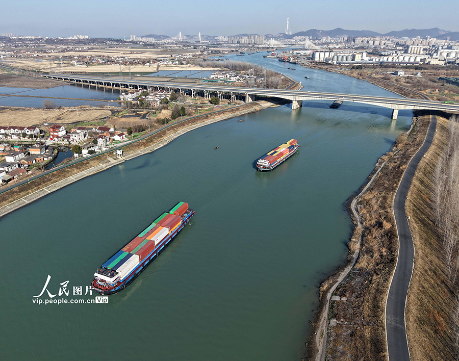 春節(jié)明け、船舶が行き交い活気に満ちた「黃金水路」　安徽省