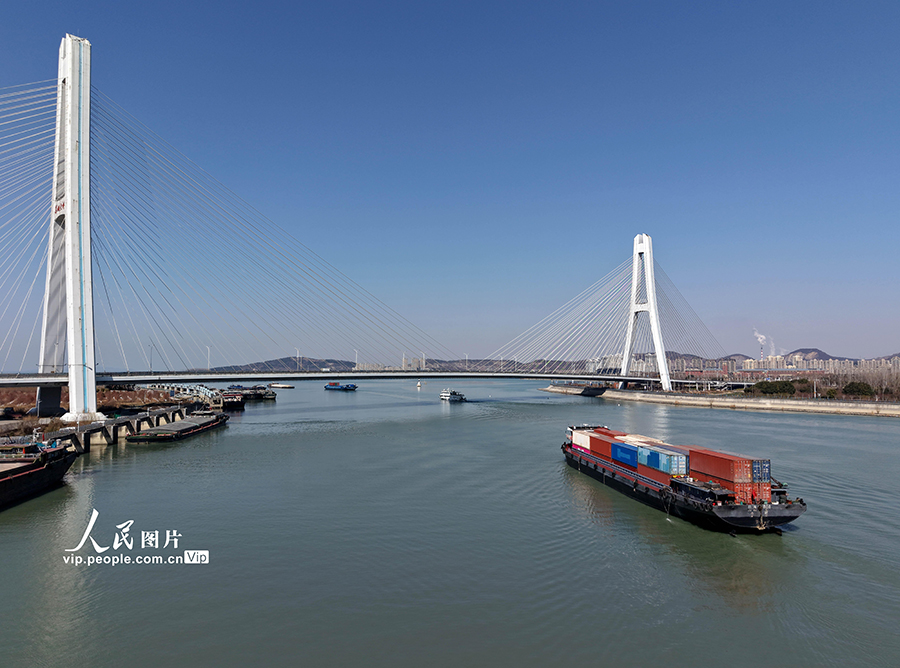 春節(jié)明け、船舶が行き交い活気に満ちた「黃金水路」　安徽省