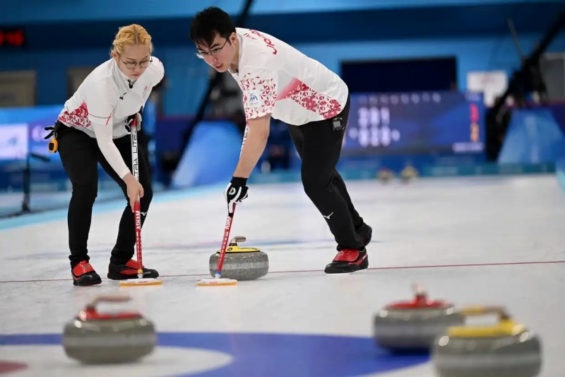 試合中の日本の小穴桃里/青木豪（寫(xiě)真右）ペア（2月8日撮影?黃博涵）。