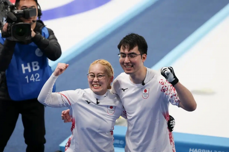 優(yōu)勝を決めてガッツポーズで記念寫(xiě)真を撮影する小穴桃里/青木豪（寫(xiě)真右）ペア（2月8日撮影?胡星宇）。  