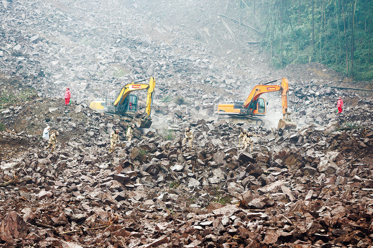 金坪村の土砂崩れ現(xiàn)場(chǎng)で9日、武裝警察四川総隊(duì)宜賓支隊(duì)の將兵が大型機(jī)械を用いて行方不明者の捜索?救助活動(dòng)にあたる様子（撮影?鄭磊）