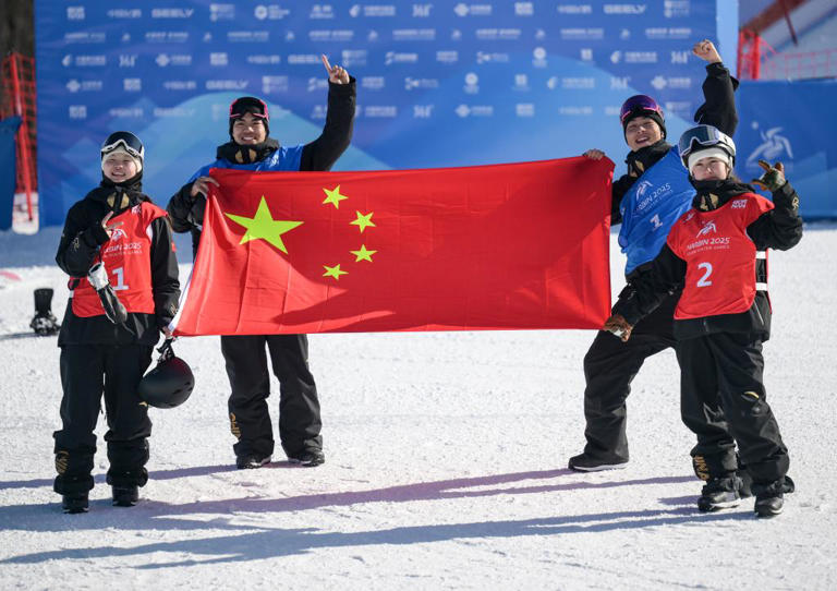 2月10日、金メダルと銀メダルを獲得して大喜びする中國の張小楠選手、楊文龍選手、姜鑫傑選手、熊詩芮選手（寫真左から右）。同日、亜布力（ヤブリ）で、スノーボード?女子ビッグエアの決勝が行われ、中國の熊詩芮選手が金メダル、張小楠選手が銀メダルを獲得した。男子ビッグエア決勝では、中國の楊文龍選手が金メダル、姜鑫傑選手が銀メダルを獲得（撮影?牟宇）。