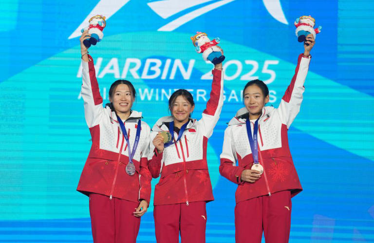 2月9日、表彰臺でガッツポーズする次旦玉珍選手（寫真中央）、于婧萱選手（寫真一番左）、索朗曲珍選手。同日、山岳スキー女子スプリント決勝が行われ、中國選手がメダル3個を総なめに（撮影?王松）。