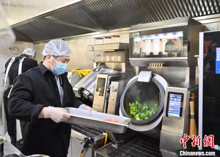 高齢者が健康に気をつけながら食事を楽しめる長(zhǎng)春のスマート敬老食堂　吉林省