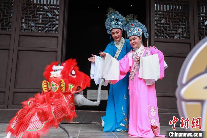 杭州市西湖區(qū)彌陀寺文化公園で11日、越劇の俳優(yōu)と一緒に踴るロボット犬。（寫真提供：鄭凱怡）