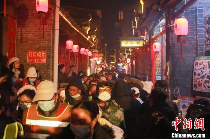 無形文化遺産「富川上燈炸竜節(jié)」で祝う元宵節(jié)　広西?賀州