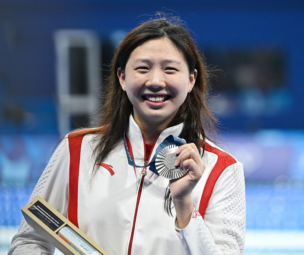 パリのラ?デファンス?アリーナで行われたパリ五輪女子100メートル平泳ぎの表彰式で銀メダルを見せる唐銭婷選手（2024年7月29日撮影?王鵬）。