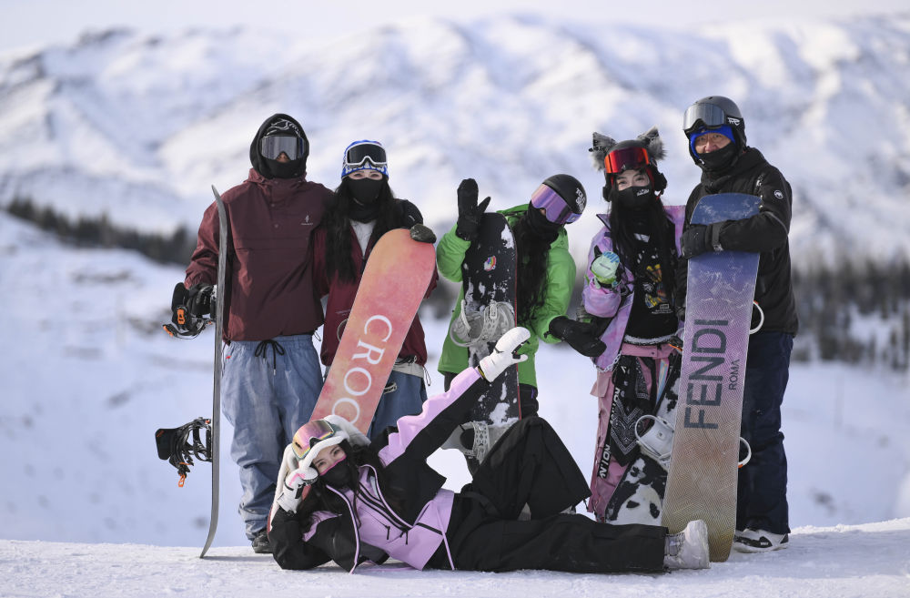 仲間と一緒に新疆?阿勒泰(アルタイ)地區(qū)の將軍山國際スキー観光リゾートで記念寫真を撮影する浙江省から來た「95後(1995－99年生まれ)」の女性?張琦彬さん（寫真手前、1月28日撮影?胡虎虎）。