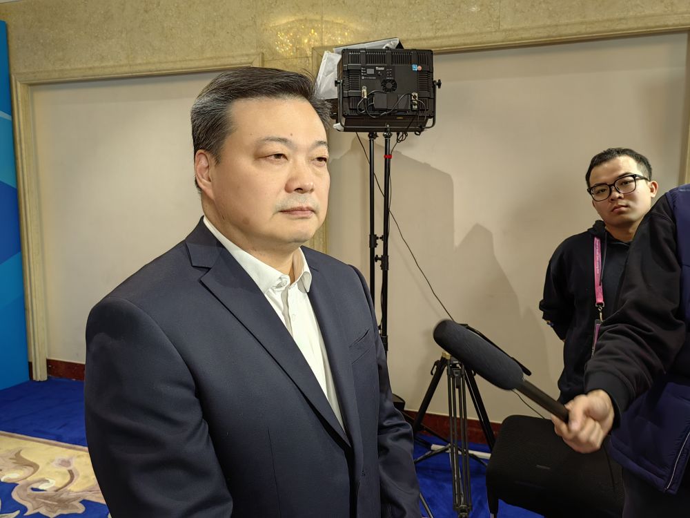 取材に応じる王磊主任。