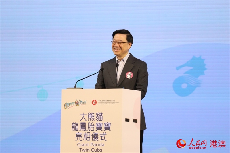 挨拶する香港特區(qū)行の李家超行政長官（撮影?呉宇揚揚）。