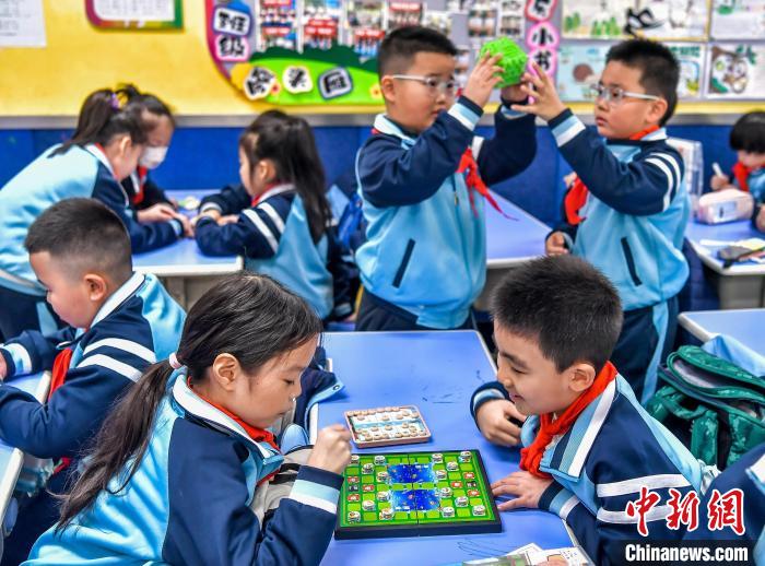 新學(xué)期スタートした小學(xué)校で休み時間が延長に　新疆?烏魯木斉