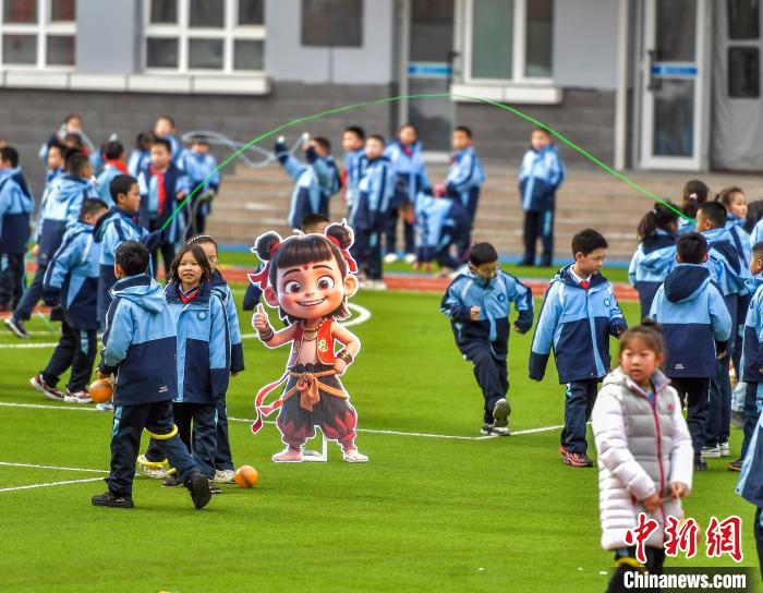 新學(xué)期スタートした小學(xué)校で休み時(shí)間が延長に　新疆?烏魯木斉