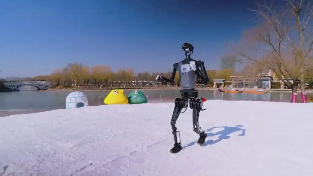 雪の上を走る「天工」。