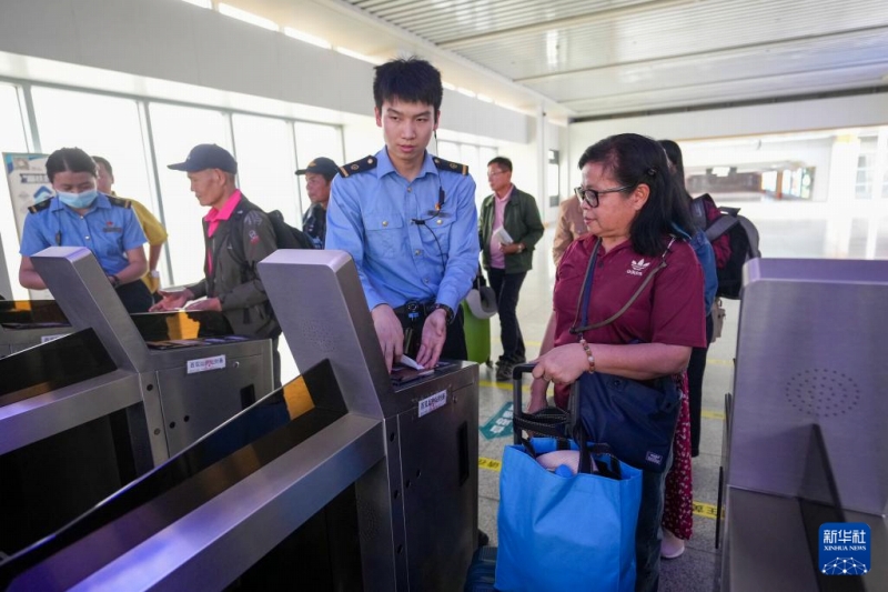 ASEAN諸國初のビザなしで入國する観光団が雲(yún)南省西雙版納に到著