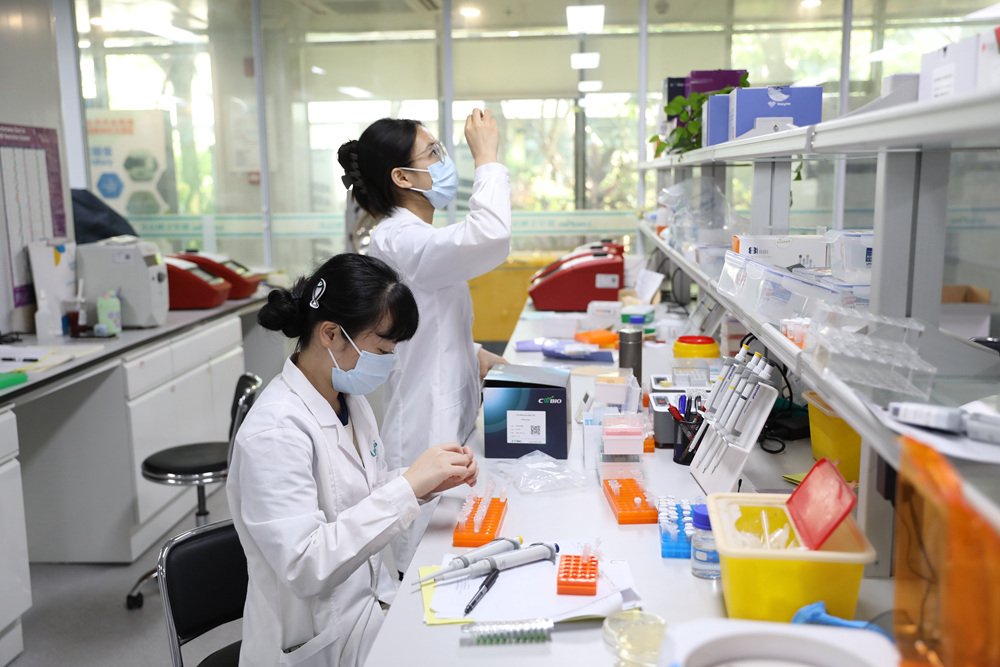 海南省三亜市の崖州灣科テクノロジーシティで実験を行う女性科學(xué)者（撮影?孟凡盛）。