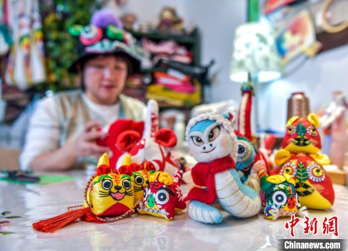 伝統(tǒng)的だけど新しい「布老虎」　新疆?烏魯木斉