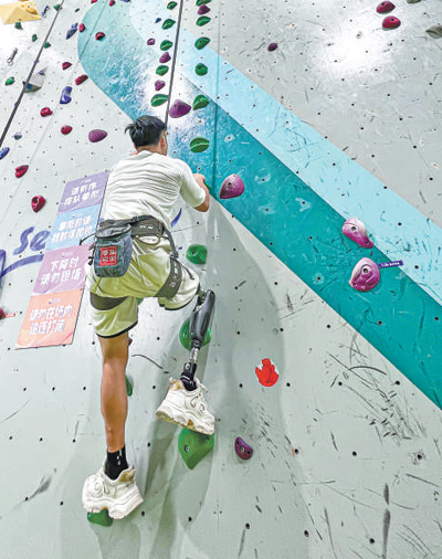 スマートバイオニックレッグを裝著してロッククライミングを楽しむ林韻さん（寫真提供?林韻さん）。