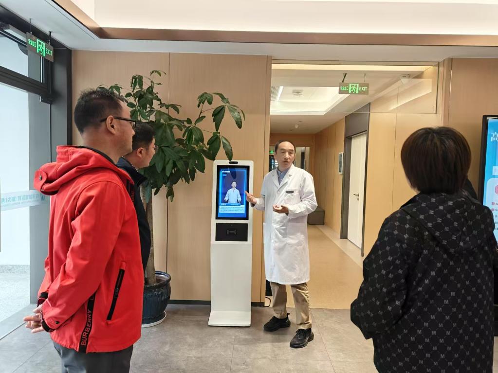 1月8日、浙江省桐郷市烏鎮(zhèn)のスマート病院で、スマート診療案內(nèi)ロボットについて患者に説明する沈帆執(zhí)行院長（撮影?鄭世傑）