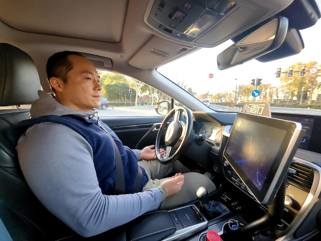 1月10日、自動運(yùn)転の配車サービス車両の走行狀況を確認(rèn)する安全員の朱玉竜氏（撮影?周蕊）