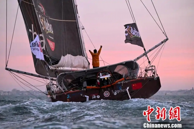 レース中、一人でヨットを操縦する徐京坤さん。（寫真提供は取材対象者）