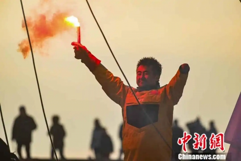 花火を手に観衆(zhòng)の聲援に応える徐京坤さん。（寫真提供は取材対象者）