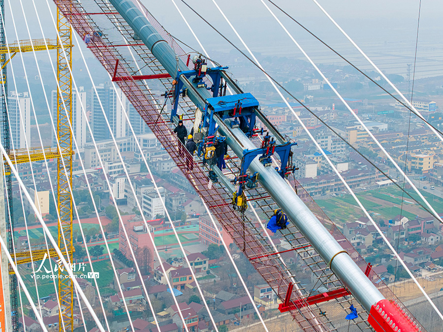 安徽省銅陵の道路?鉄道大橋でメインケーブルの「衣替え」