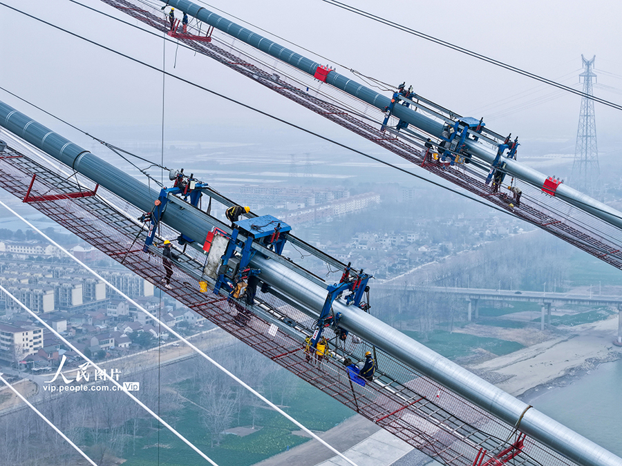 安徽省銅陵の道路?鉄道大橋でメインケーブルの「衣替え」