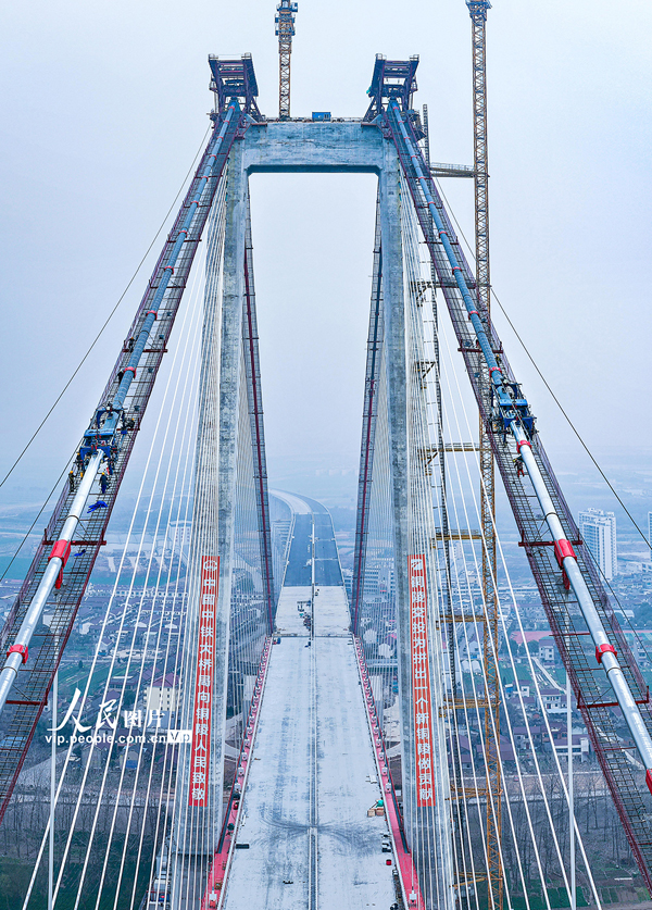 安徽省銅陵の道路?鉄道大橋でメインケーブルの「衣替え」