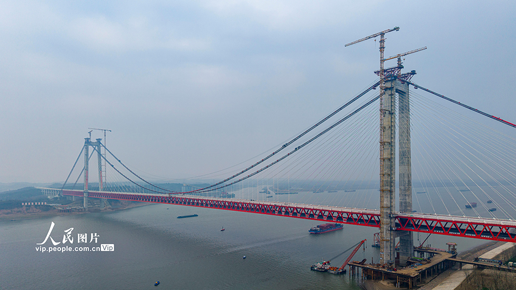 安徽省銅陵の道路?鉄道大橋でメインケーブルの「衣替え」