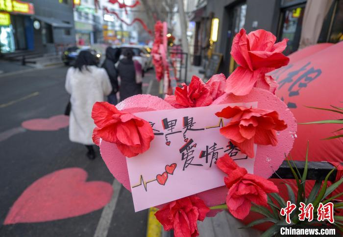 新疆烏魯木斉の「愛情巷」が若者の間で人気の撮影スポットに