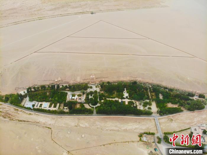 寫真は、甘粛省酒泉市の疎勒河の中流?下流域の防砂林草総合ガバナンスプロジェクト（敦煌市）陽関鎮(zhèn)プロジェクト砂対策エリアの様子。（資料寫真、寫真提供は敦煌市林業(yè)草原事務センター）