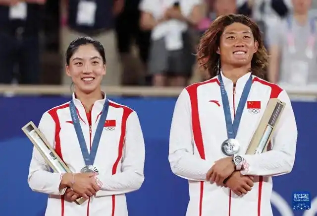 パリ五輪のテニス混合ダブルスで銀メダルを獲得した中國の王欣瑜（寫真左）/張之臻（寫真右）ペア（2024年8月2日撮影?高靜）。