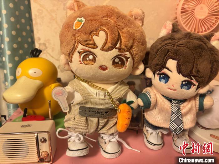 自分の大好きな蕓能人をモチーフにした「有屬性」ぬいぐるみ（寫真提供?蔣逸睿さん）。