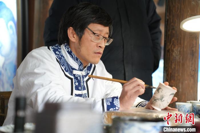 千年の歴史誇る無形文化遺産「青花磁器」で描く「哪吒」　江西省景徳鎮(zhèn)