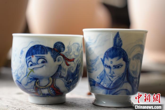 千年の歴史誇る無(wú)形文化遺産「青花磁器」で描く「哪吒」　江西省景徳鎮(zhèn)