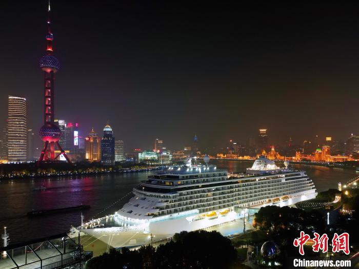 上海の浦江の両岸の夜景と「共演」する外國クルーズ船「セブンシーズ?エクスプローラー」 (2月25日撮影?葉國豪) 。