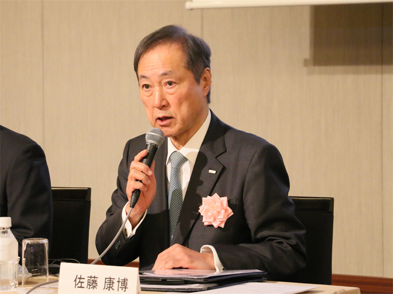 挨拶する日中投資促進機構(gòu)の佐藤康博會長。（撮影?許可）