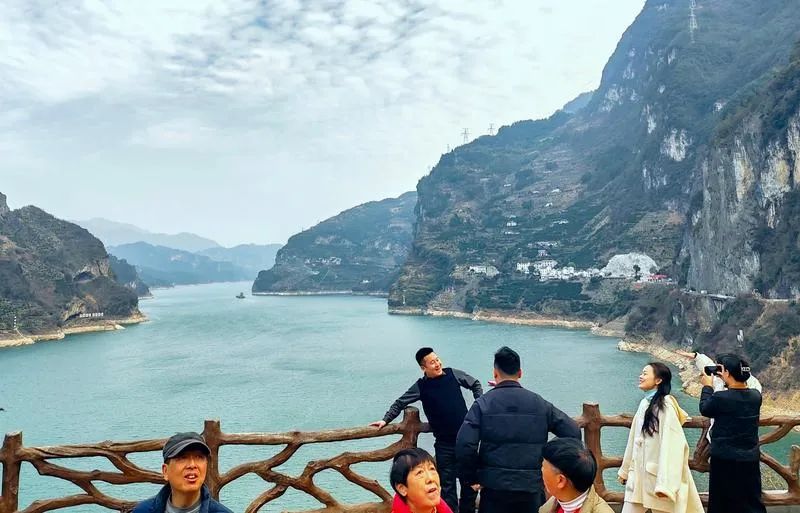 九畹渓大橋?牛肝馬肺峽展望臺から見た「子犬の山」（撮影?郝明曦）。