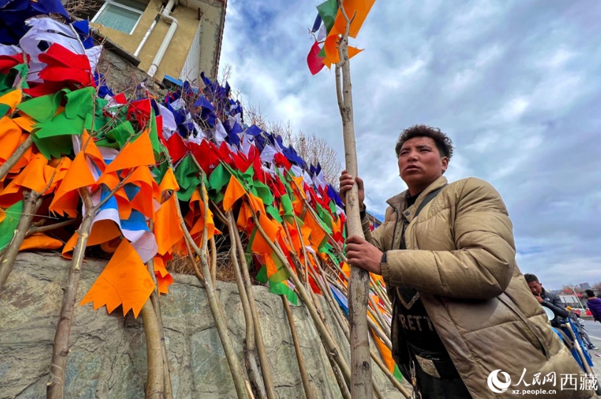 蔵暦新年控え、大いににぎわう年越し用品市場　西蔵?拉薩