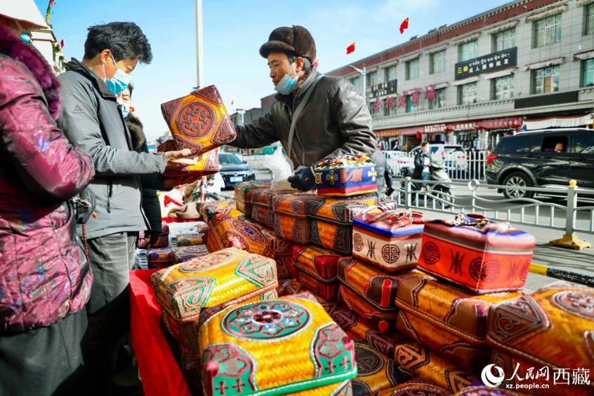 蔵暦新年控え、大いににぎわう年越し用品市場　西蔵?拉薩