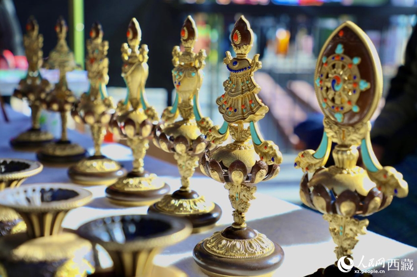 蔵暦新年控え、大いににぎわう年越し用品市場　西蔵?拉薩