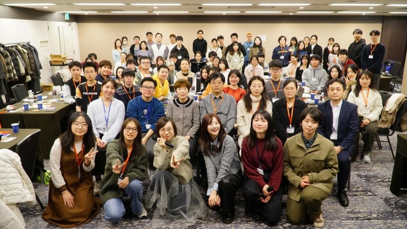 2月22日に開(kāi)催された「第6回日中未來(lái)創(chuàng)発フォーラムin大阪」で記念寫(xiě)真を撮影する?yún)⒓诱撸ù橛?蔣暁辰）。