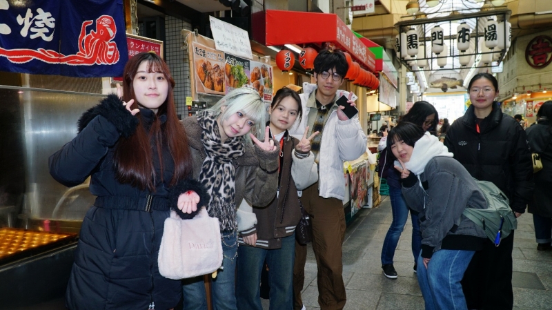 フィールドワークで大阪の街中を歩く両國(guó)の學(xué)生（撮影?蔣暁辰）。