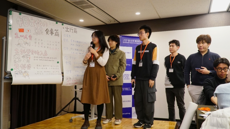 ディスカッションの成果を発表する中日の學(xué)生（撮影?蔣暁辰）。
