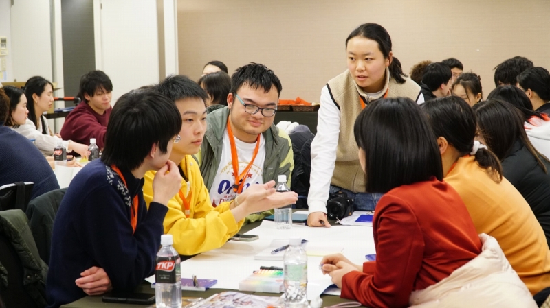 チームに分かれて話し合う學(xué)生たち（撮影?蔣暁辰）。